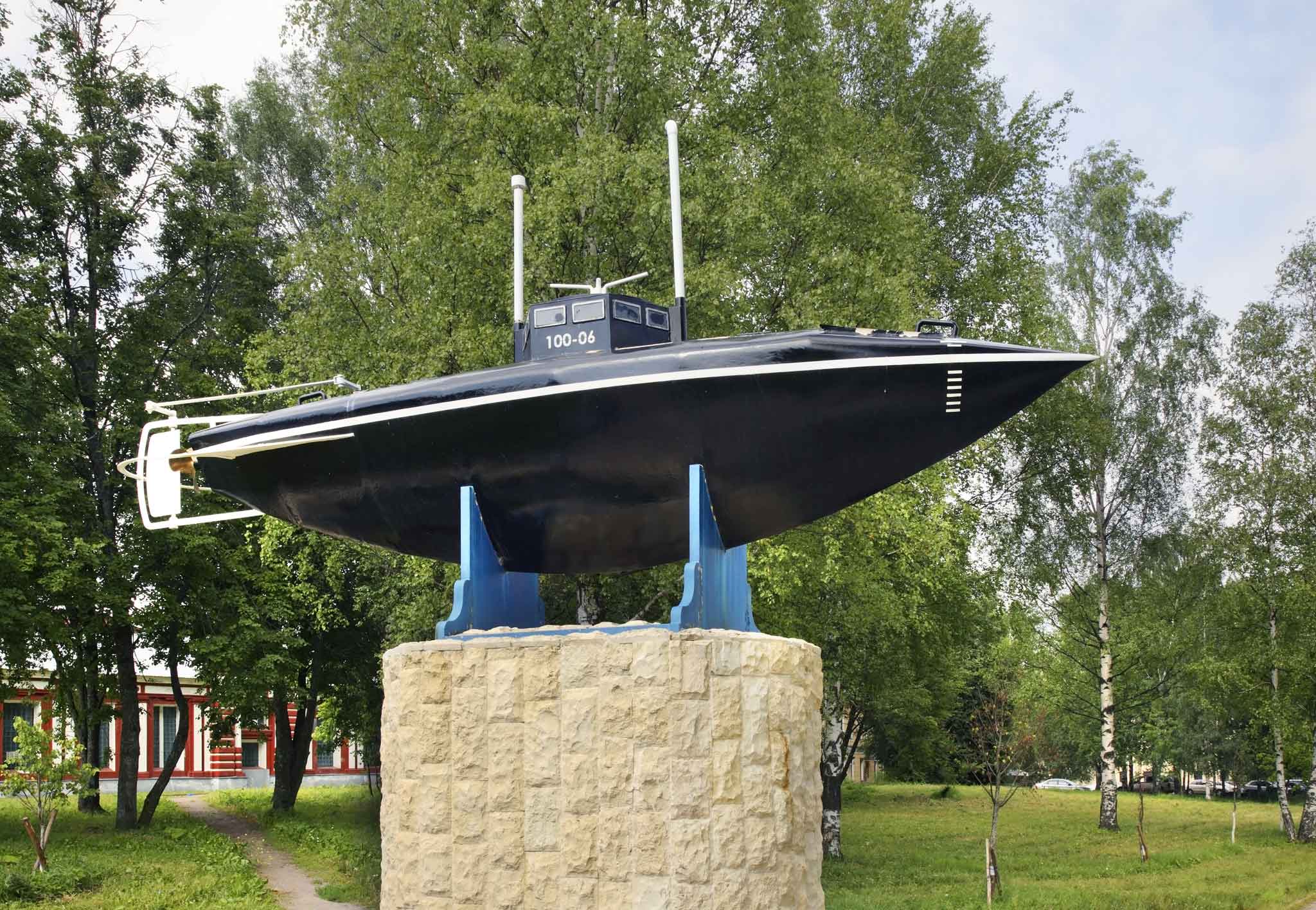 Памятник подводной лодке Джевецкого в Гатчине