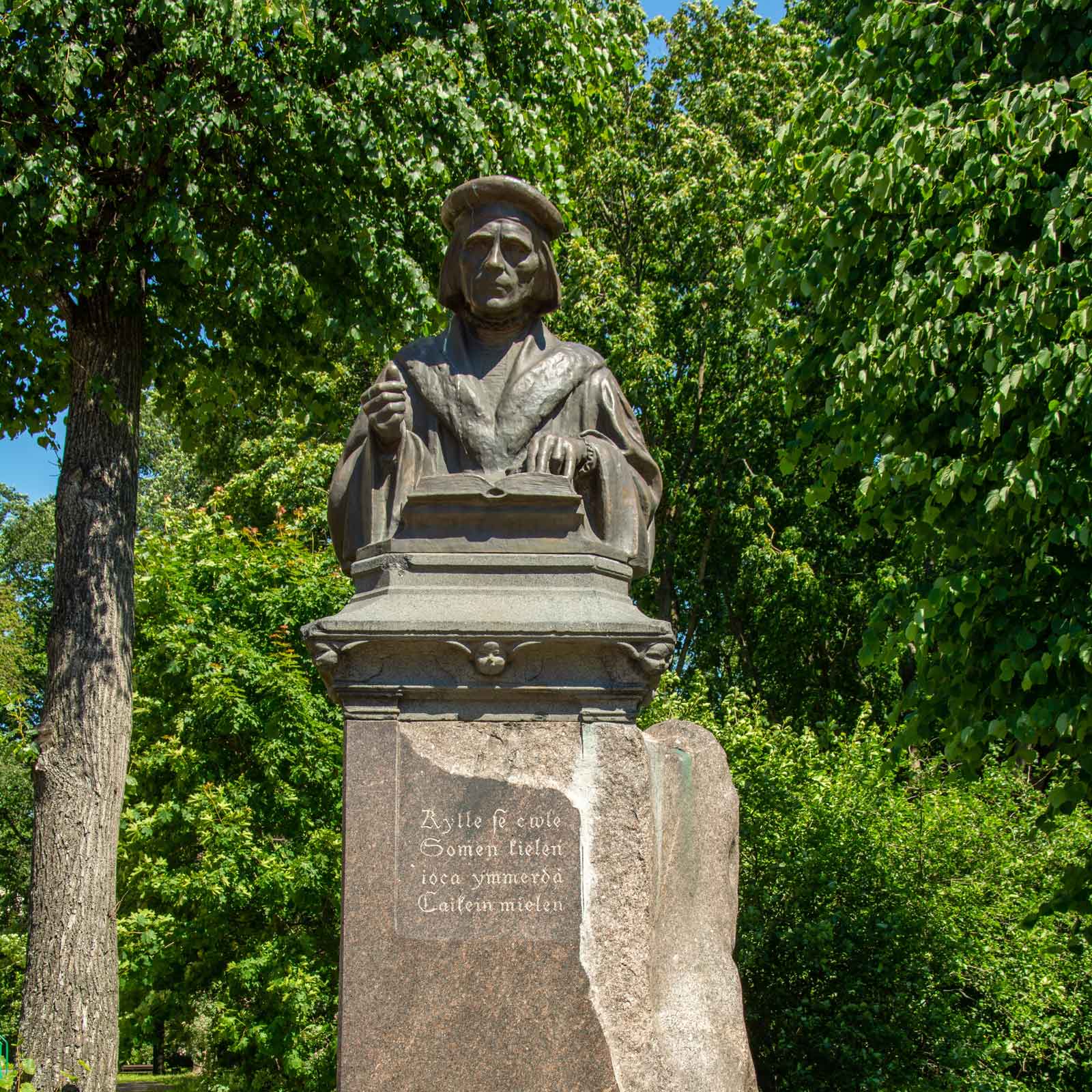 Памятник Микаэлю Агриколе