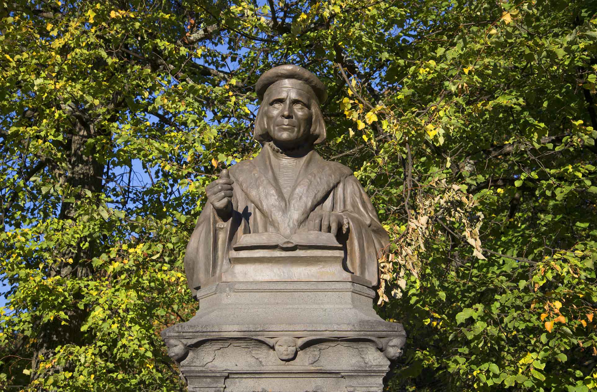 Памятник Микаэлю Агриколе