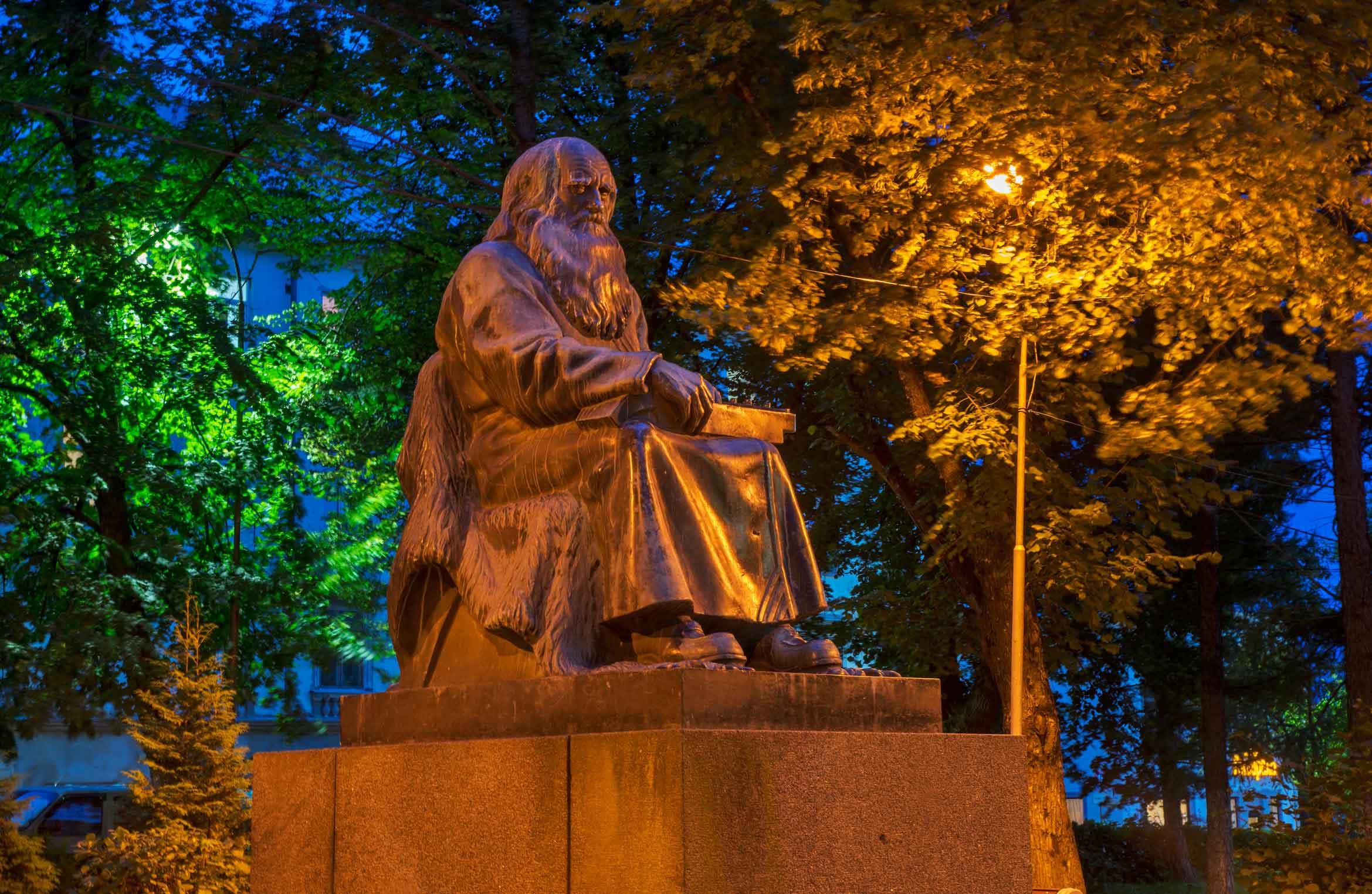 Памятник рунопевцу на площади Вяйнямёйнена