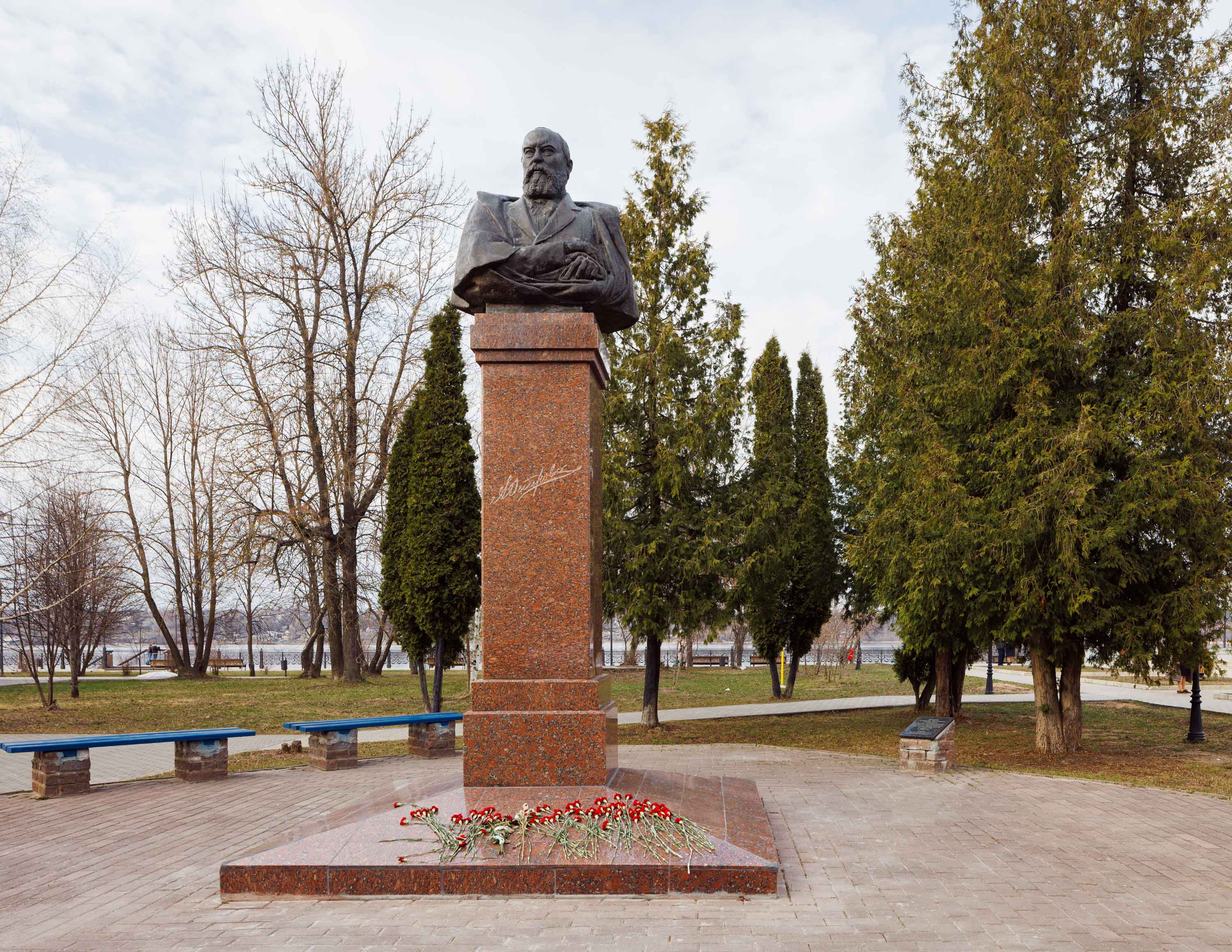Памятник драматургу А. Н. Островскому