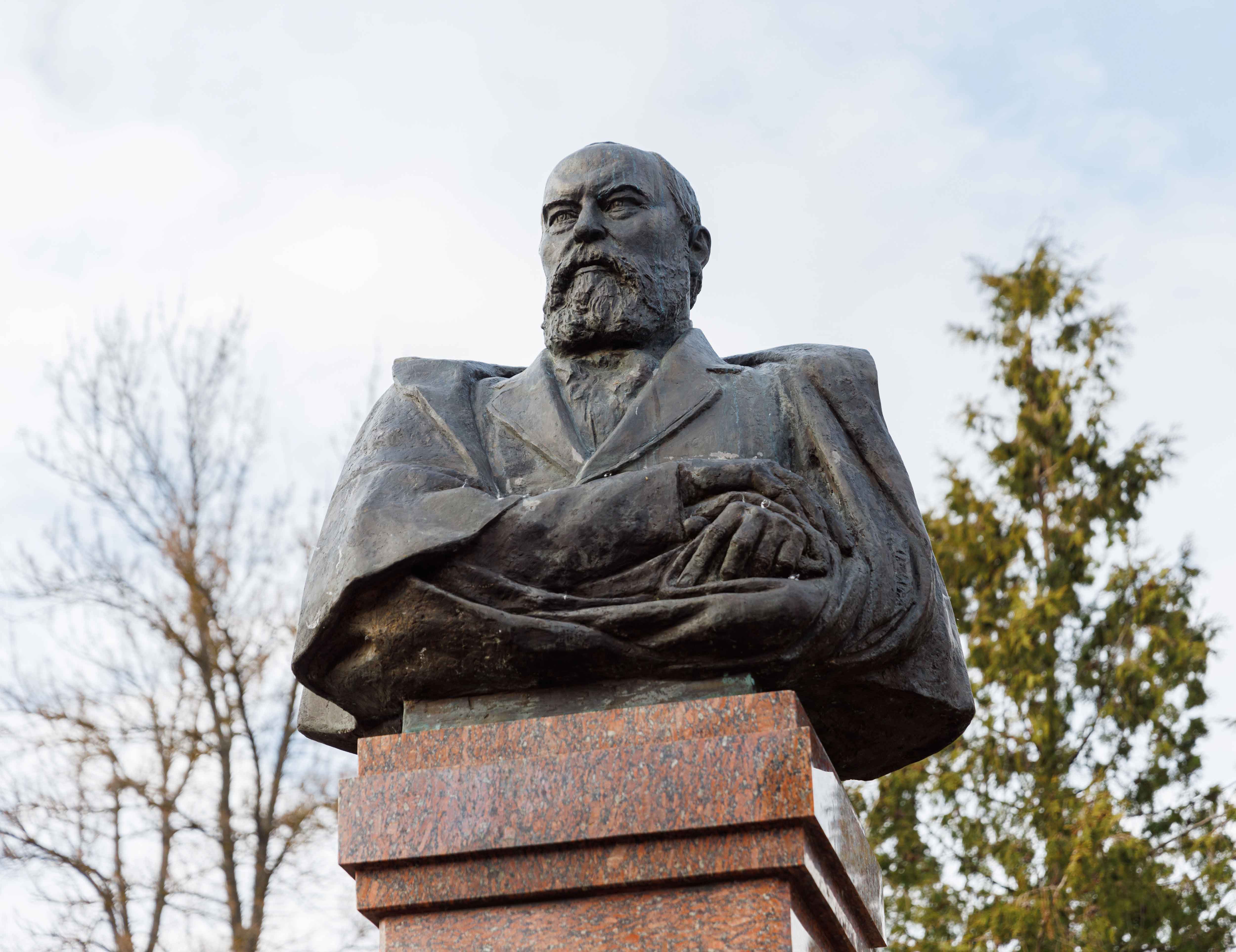 Памятник драматургу А. Н. Островскому