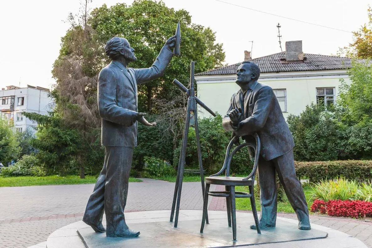 Памятник «Встреча Королева и Циолковского»