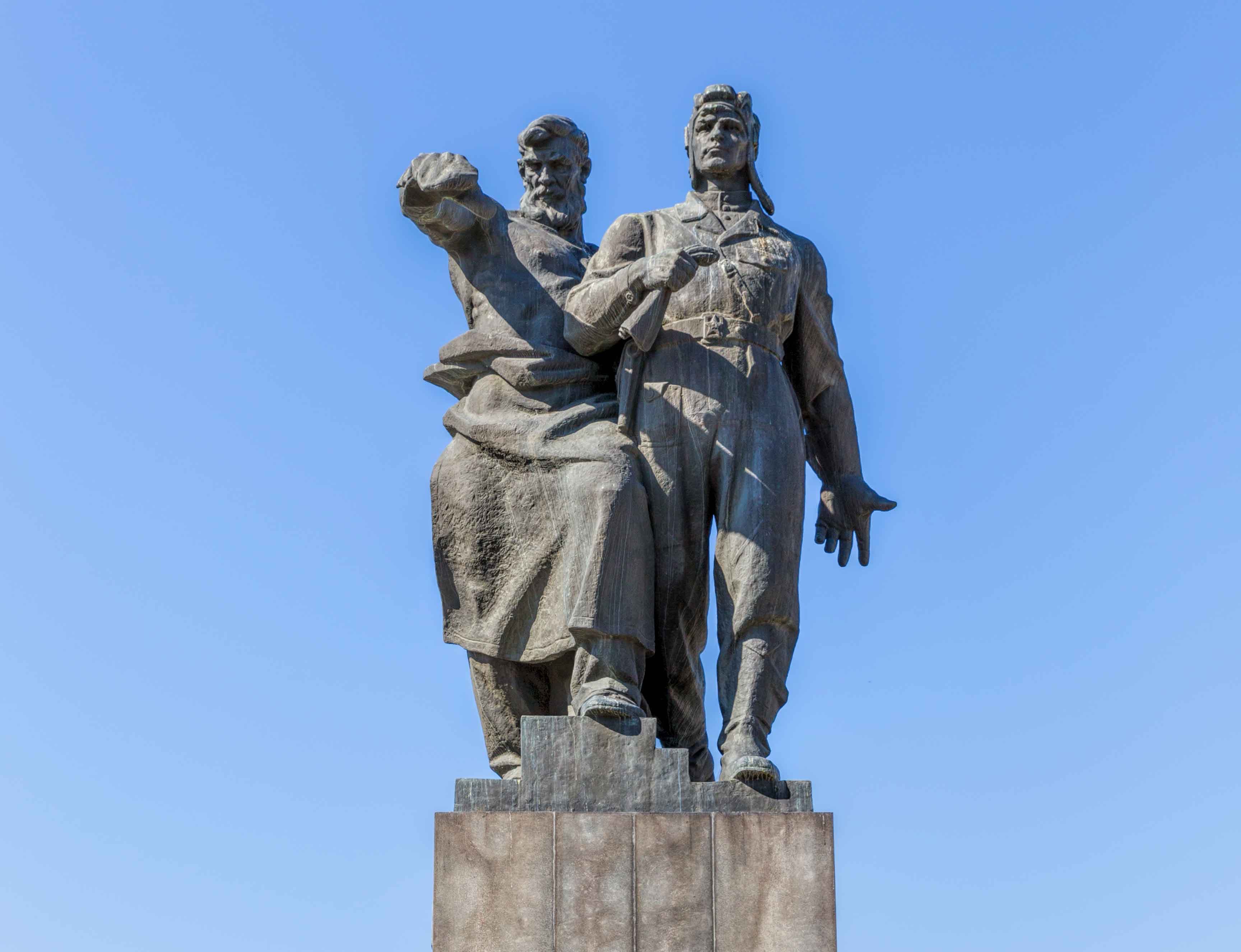 Памятник воинам Уральского добровольческого танкового корпуса