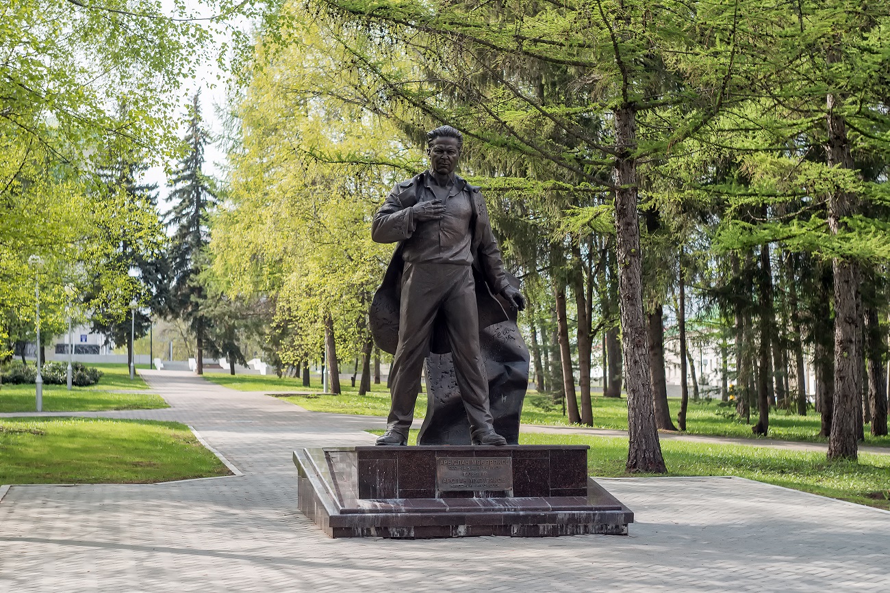 Памятник Арслану Мубарякову