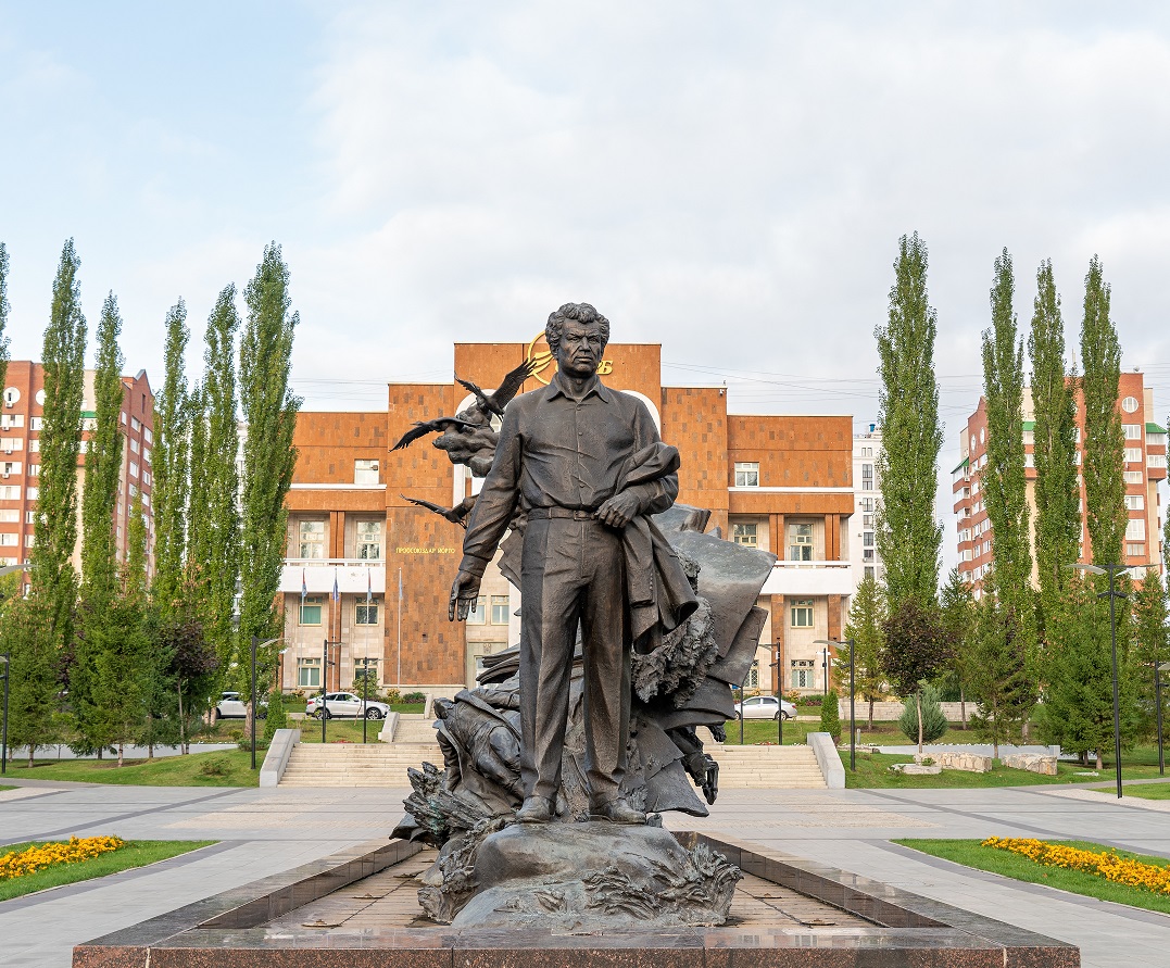 Памятник Мустаю Кариму