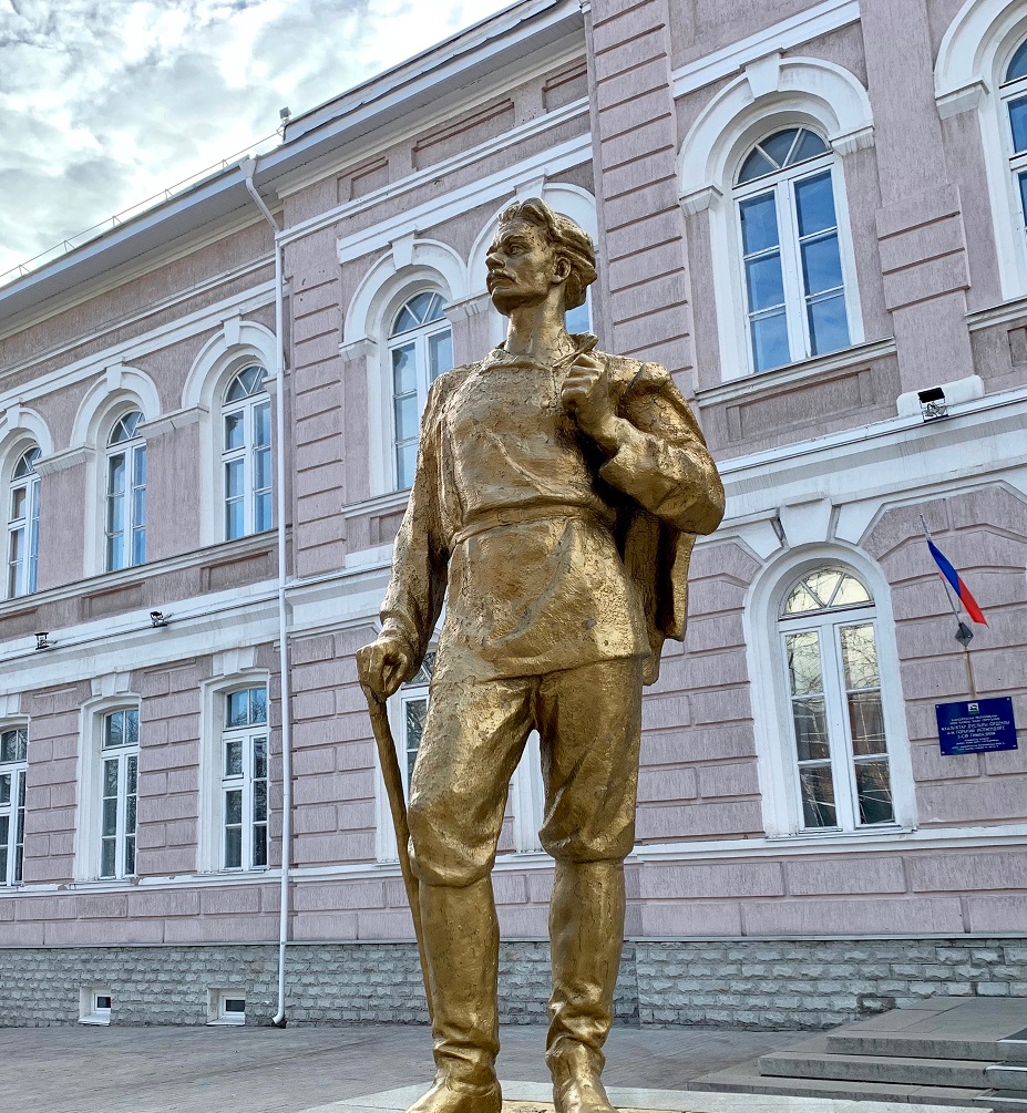 Памятник Максиму Горькому