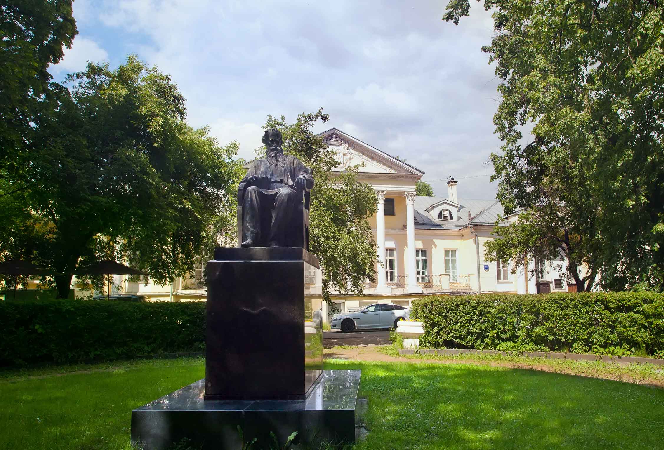 Памятник Л. Н. Толстому на Поварской
