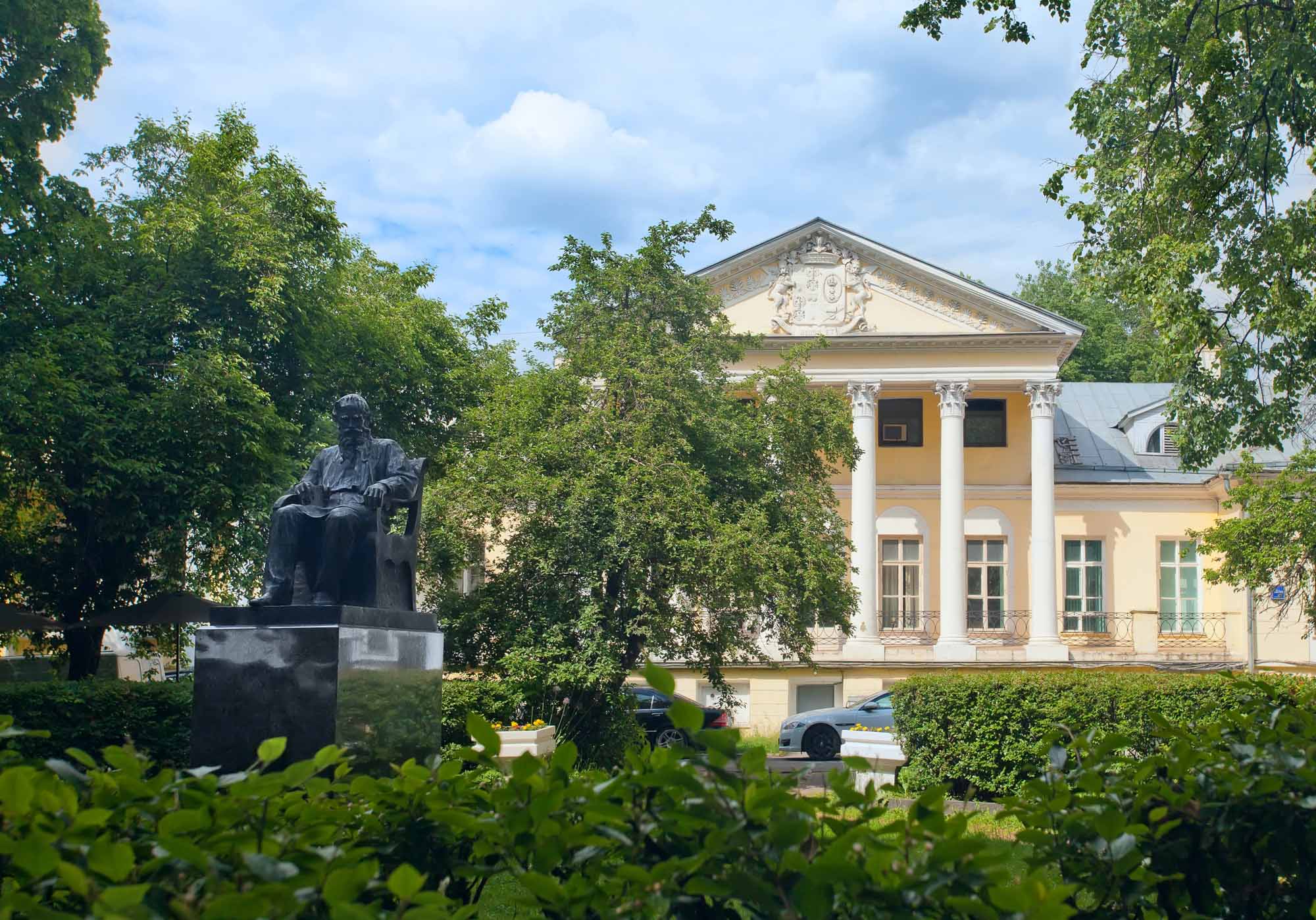Памятник Л. Н. Толстому на Поварской