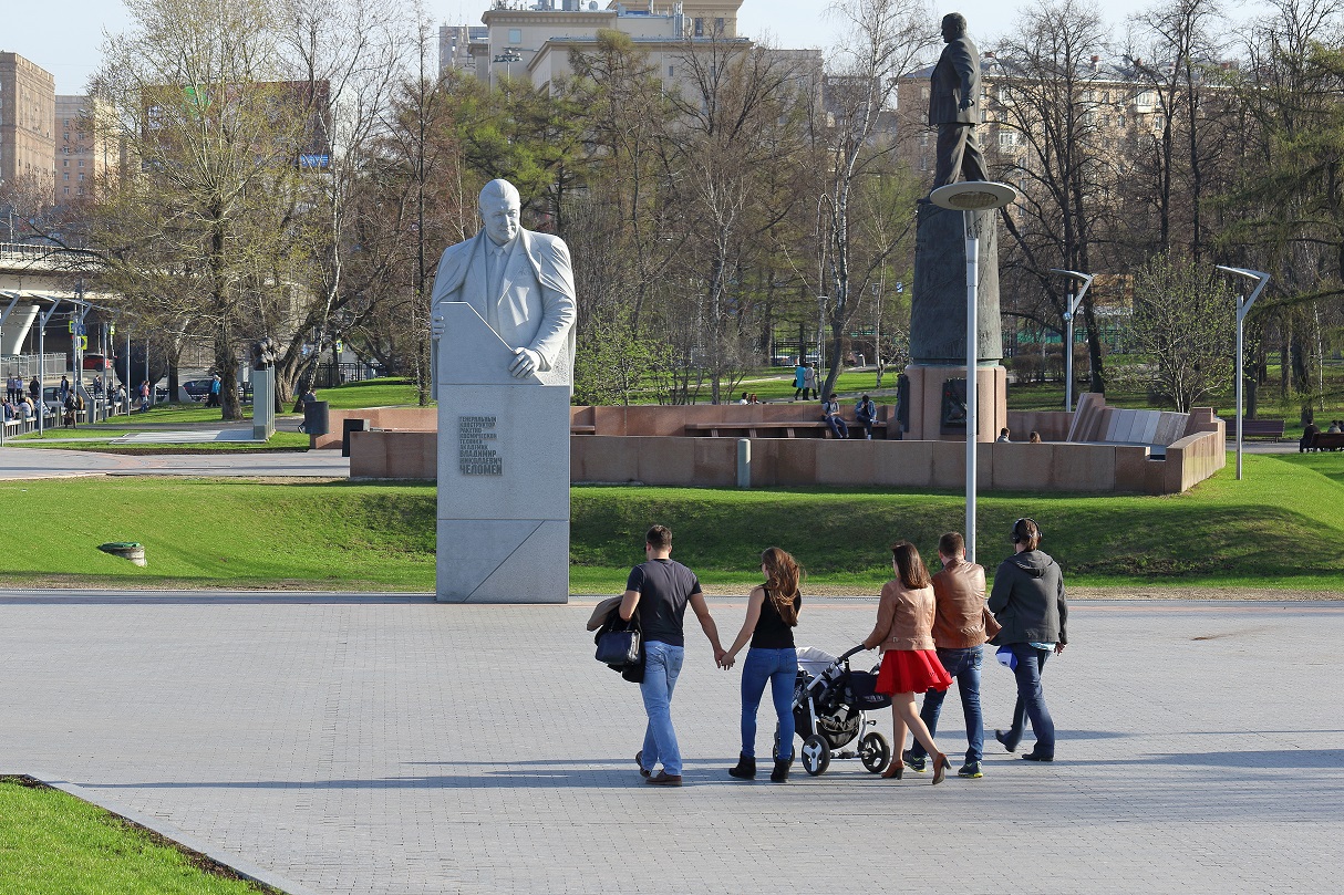 Памятник Владимиру Челомею на аллее Космонавтов