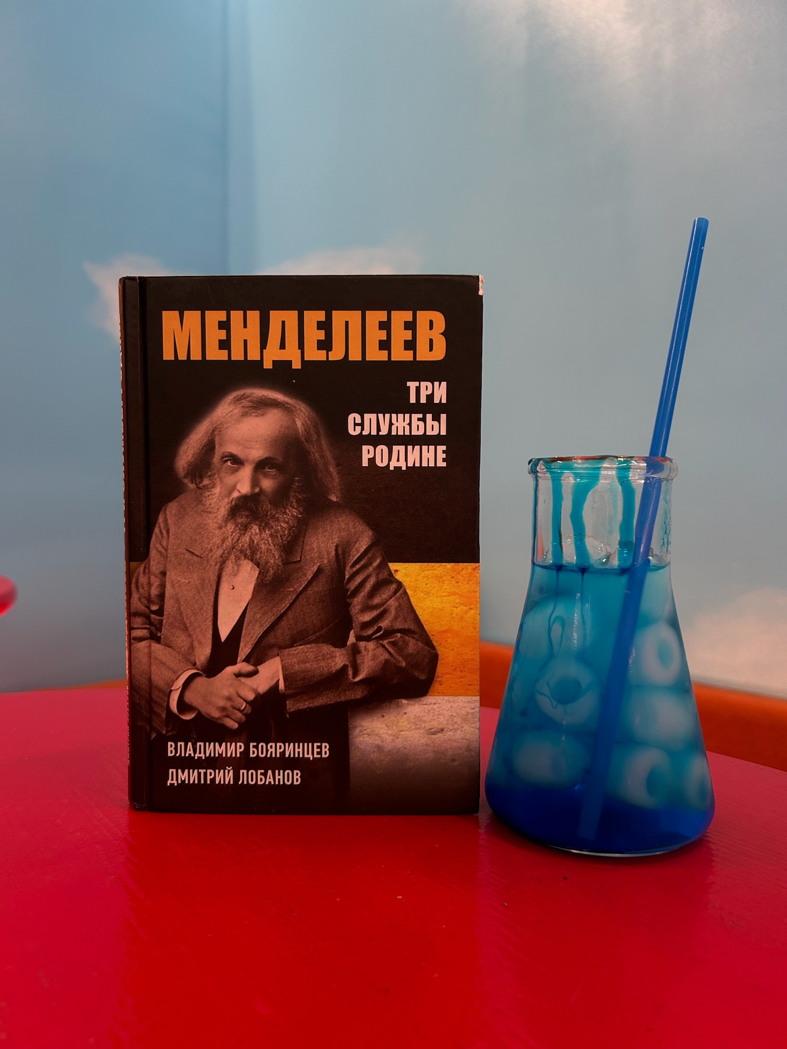 Экспозиция дизайнерских решений «Перевернутый дом» с кофейней-библиотекой