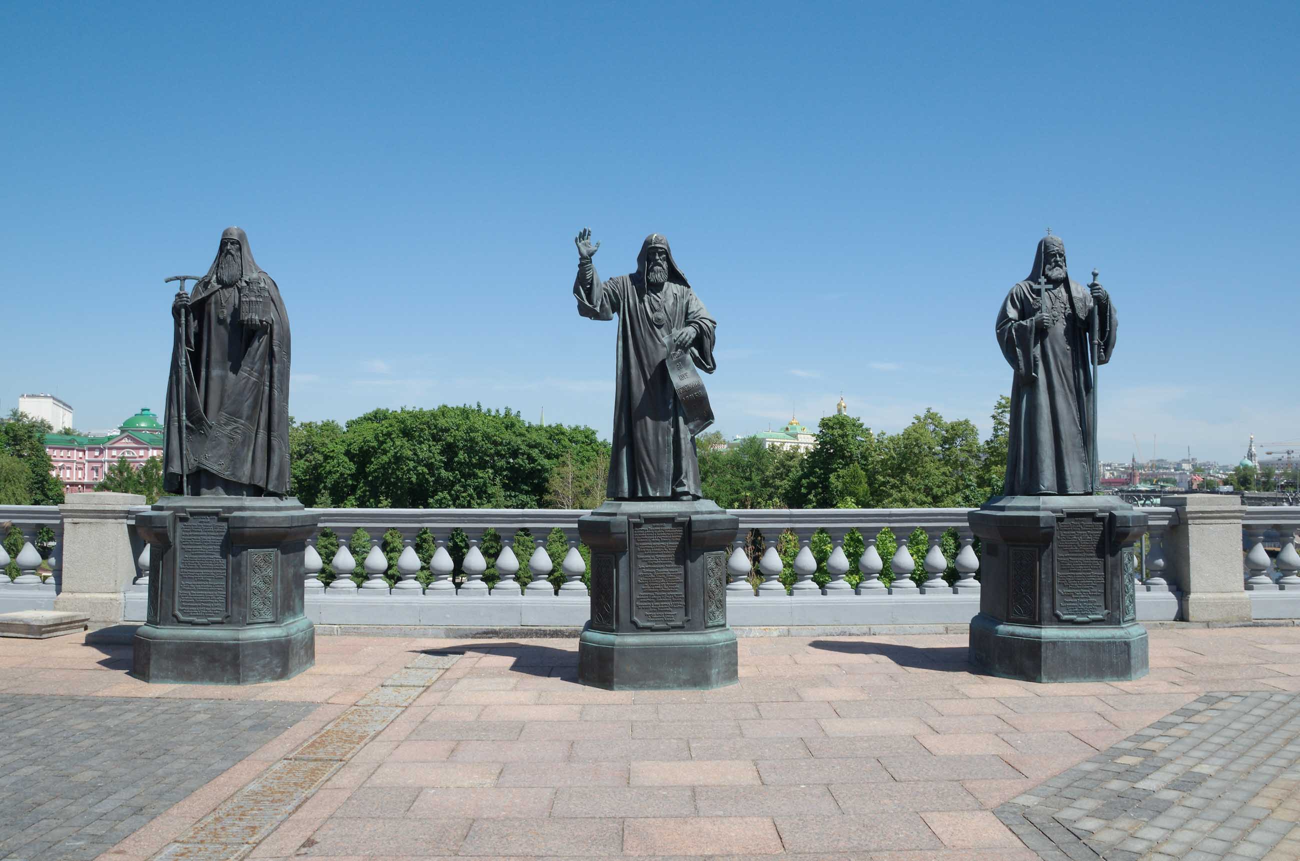 Памятник патриарху Тихону