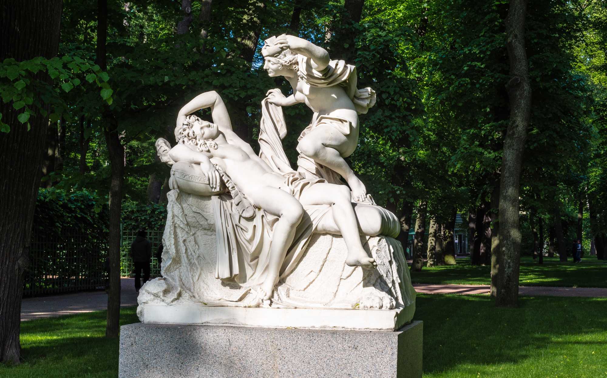 Скульптура «Амур и Психея» в Летнем саду
