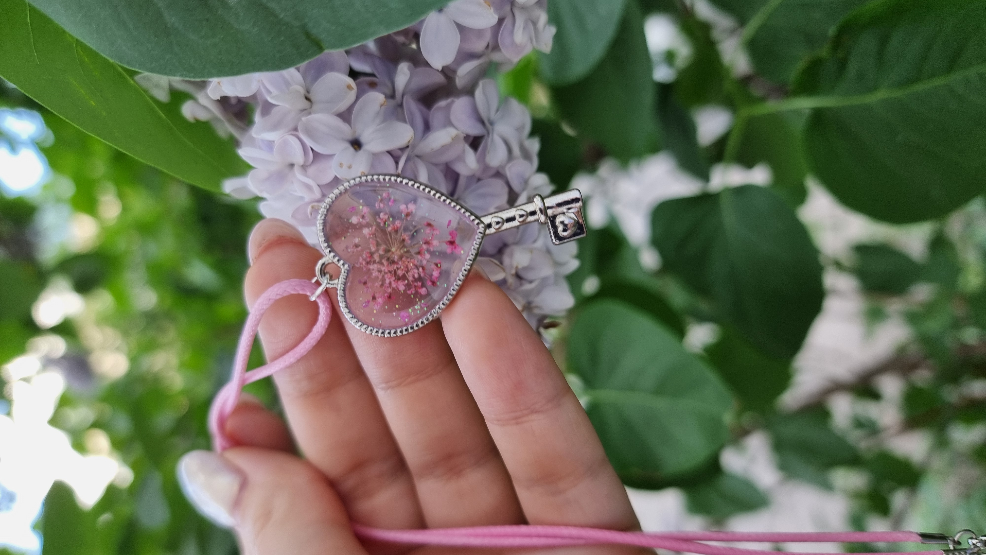 Украшение из УФ-смолы