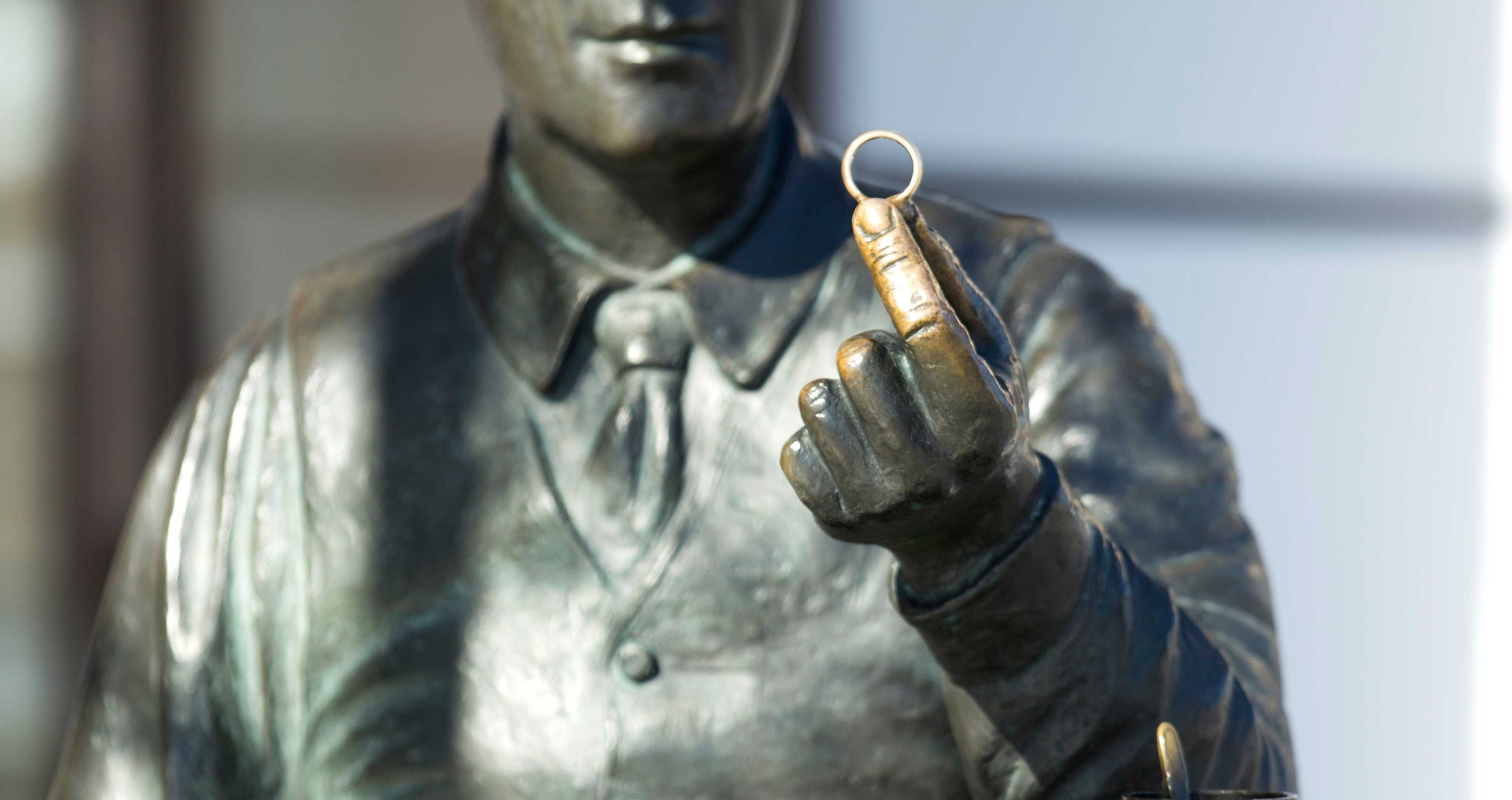Памятник ювелиру «Последний штрих»