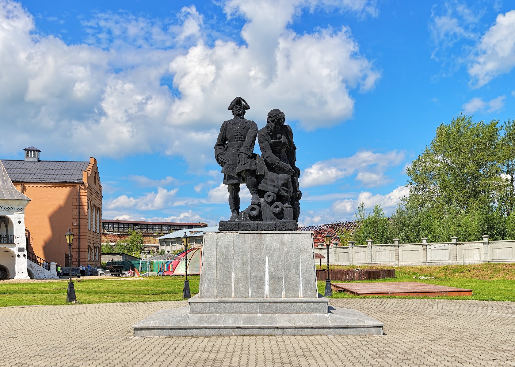 Памятник Петру I и Никите Демидову