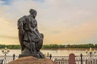 Памятник бурлаку