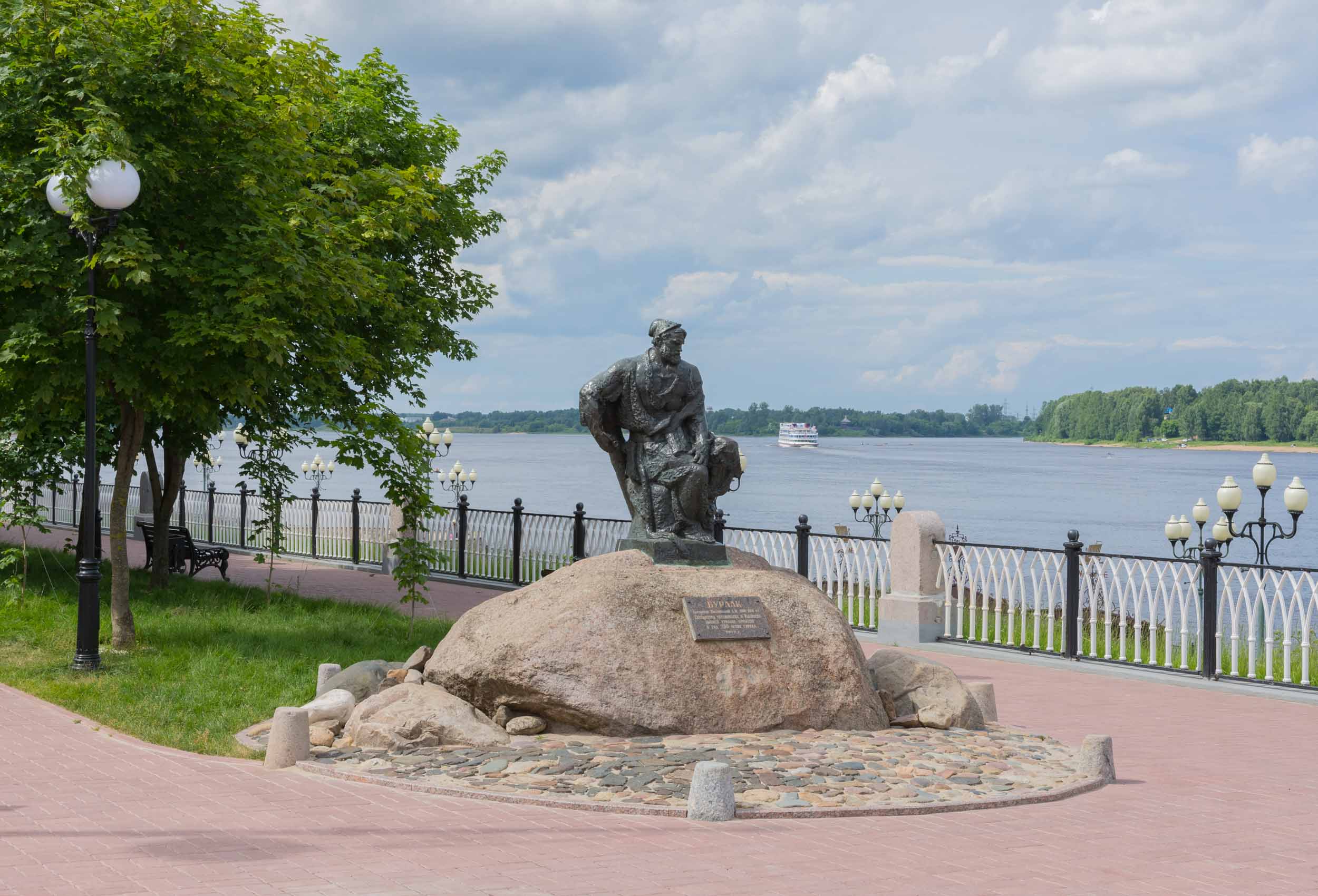 Памятник бурлаку