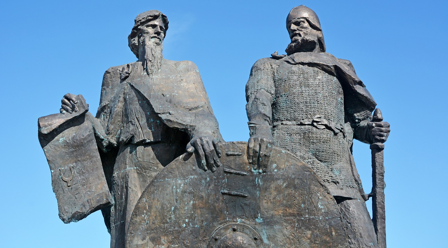 Памятник великим русским князьям — Рюрику и Олегу Вещему