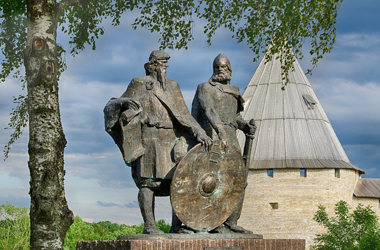 Памятник великим русским князьям — Рюрику и Олегу Вещему