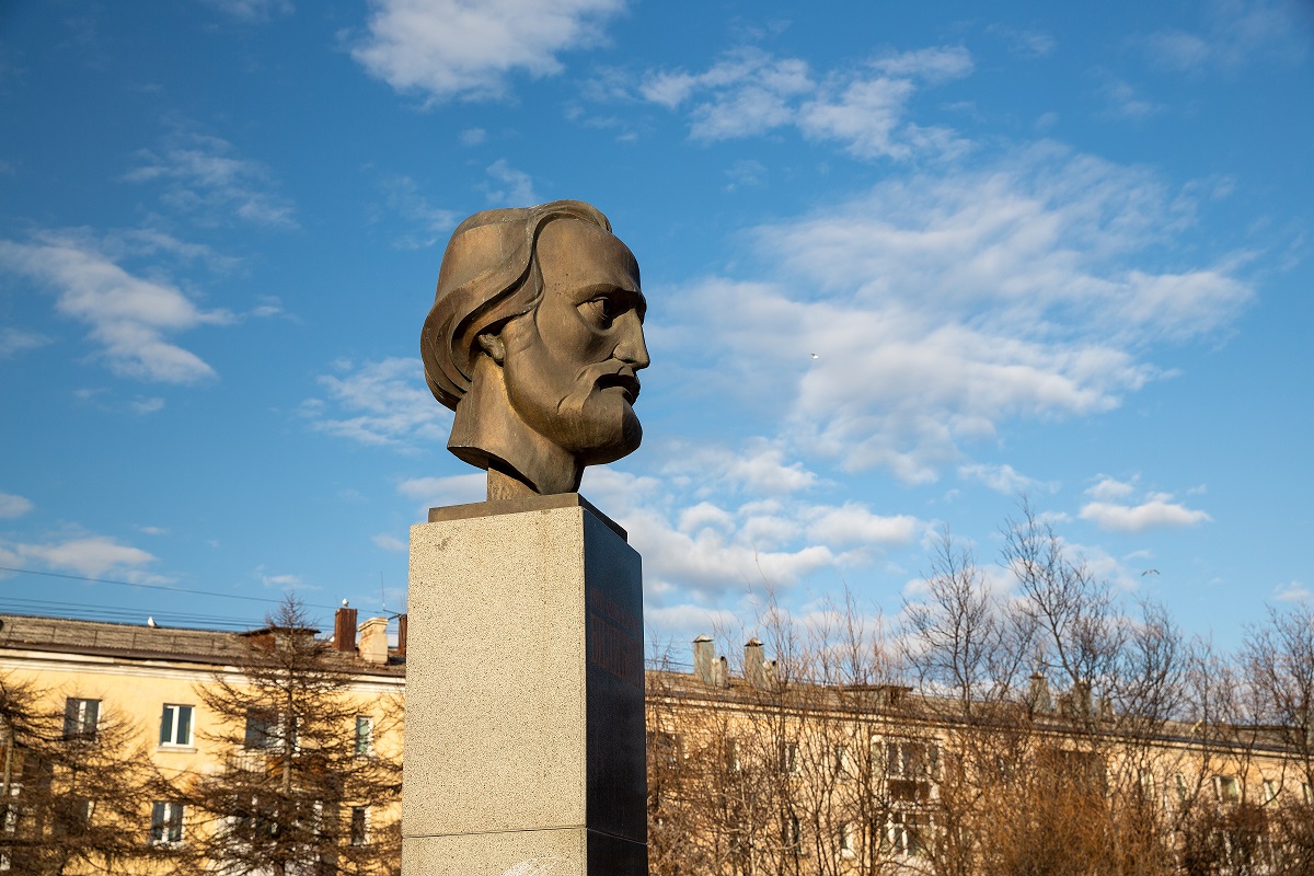 Памятник Юрию Билибину
