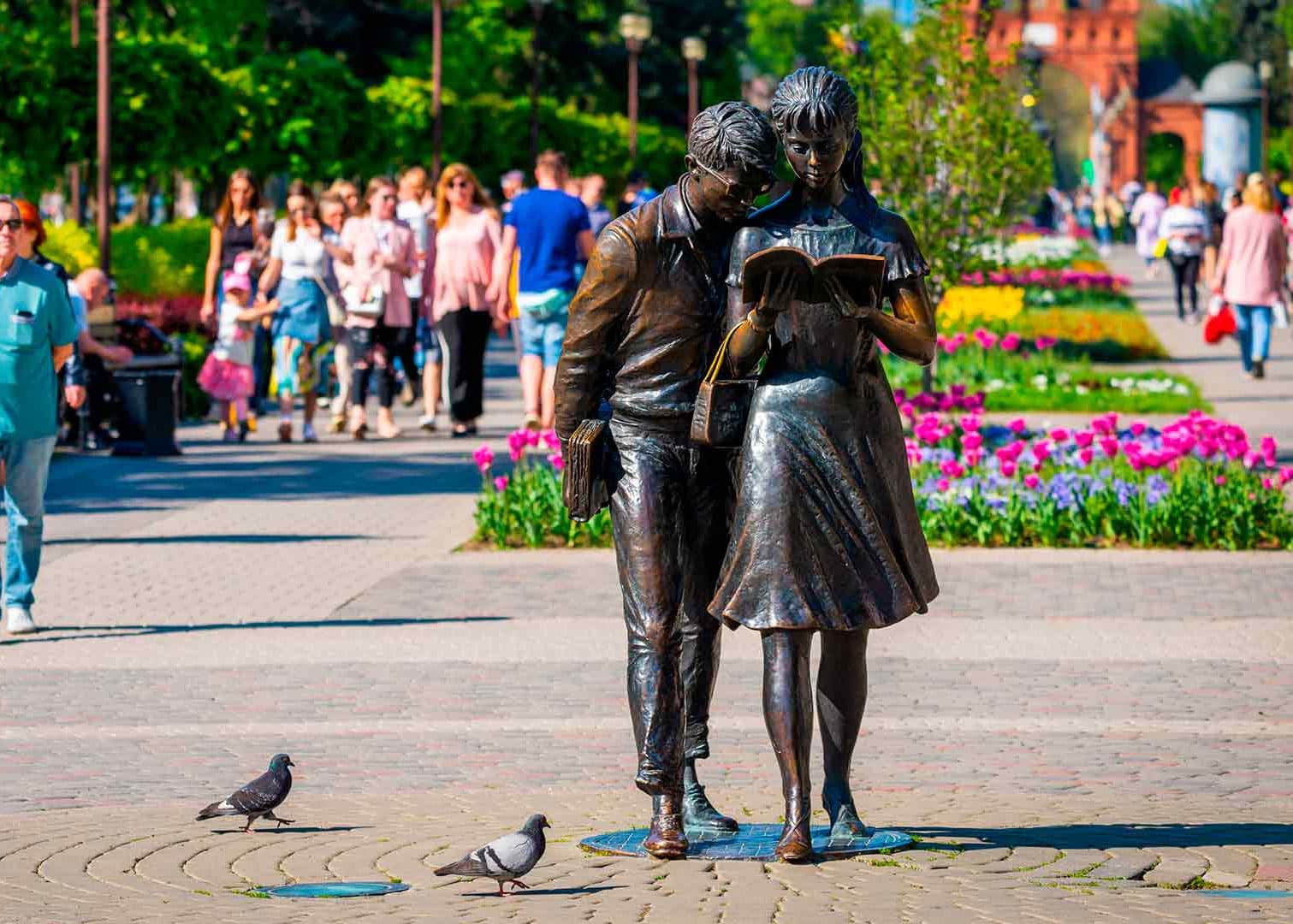 Скульптура «Студенты Шурик и Лида»