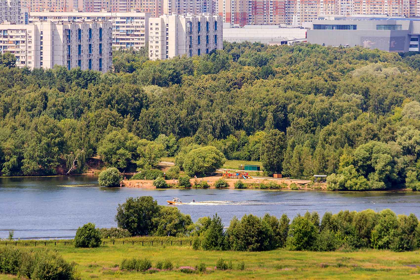 Пляж у Большого Строгинского затона
