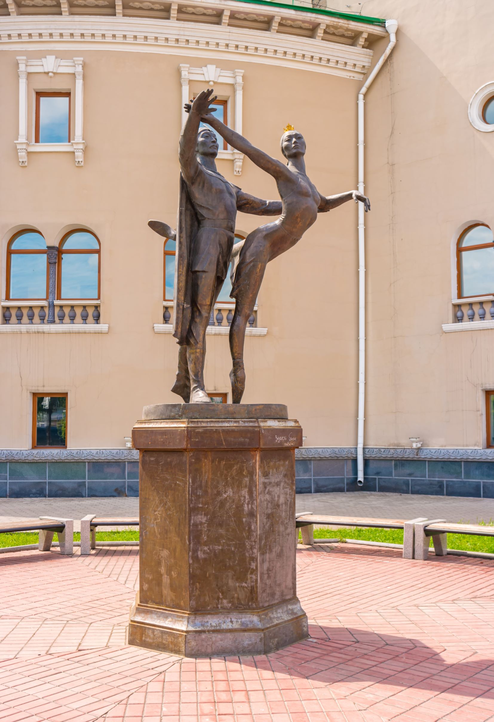 Памятник «Красавица Ангара»