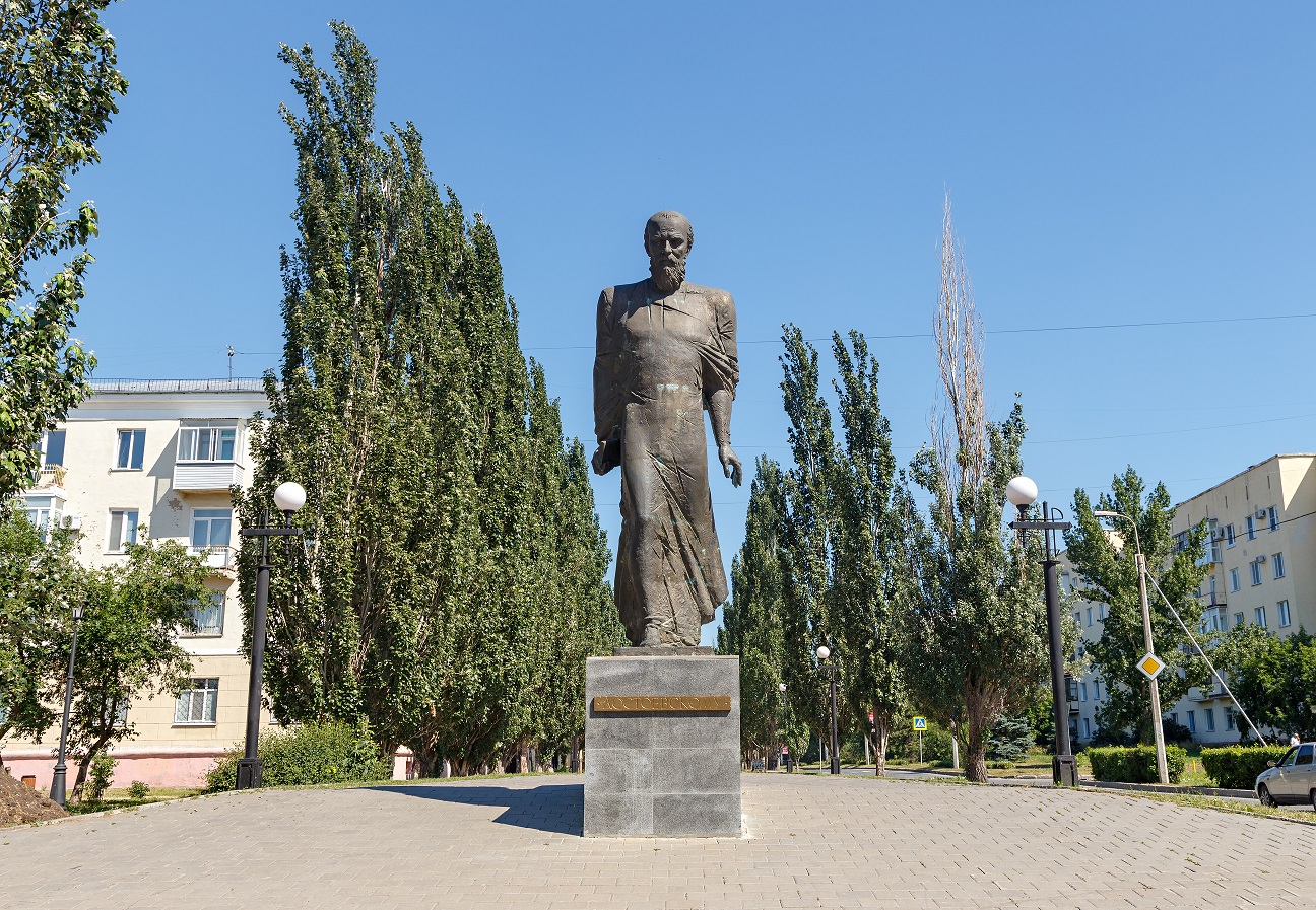 Памятник Ф. М. Достоевскому на Спартаковской улице