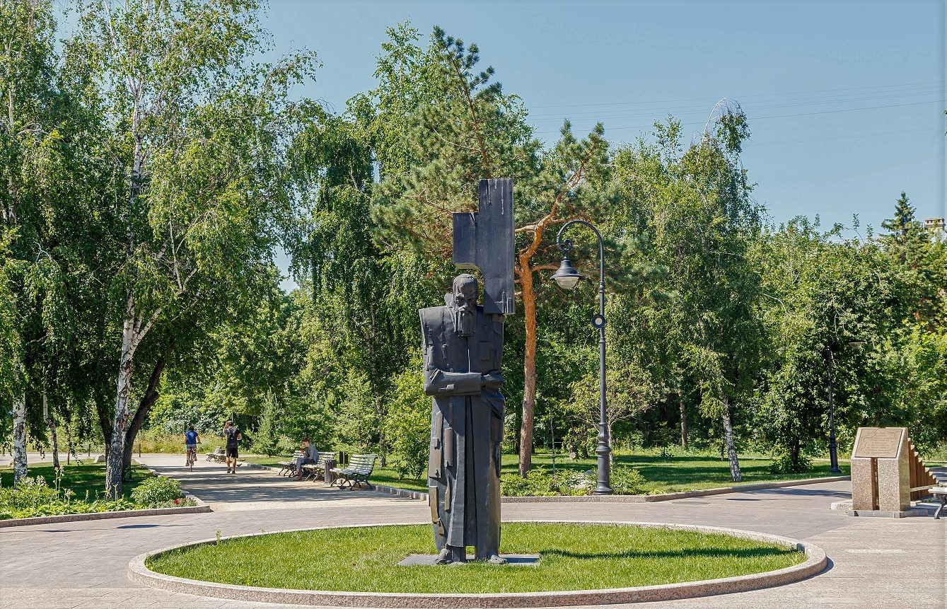 Памятник Ф. М. Достоевскому в Театральном саду