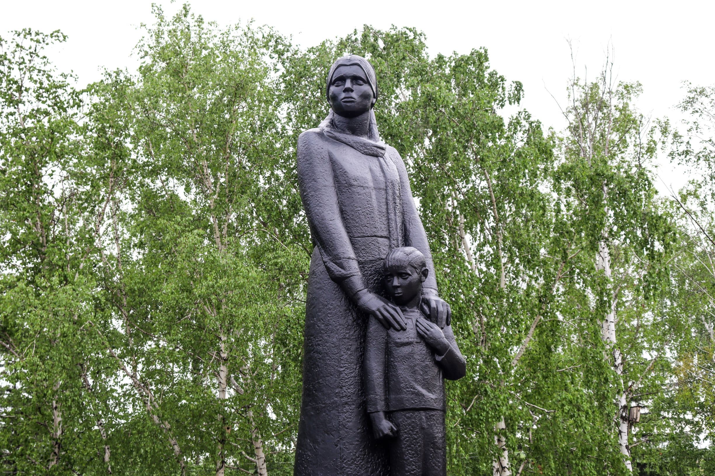 Скульптура «Сибирячка с сыном»