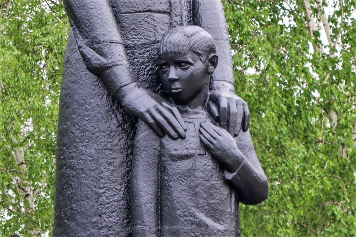 Скульптура «Сибирячка с сыном»