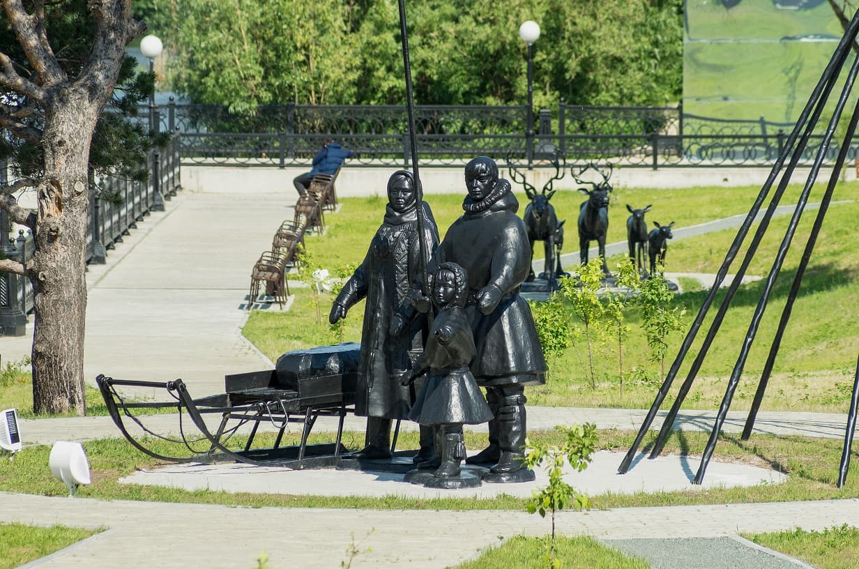 Скульптурная композиция «Семья ханты»