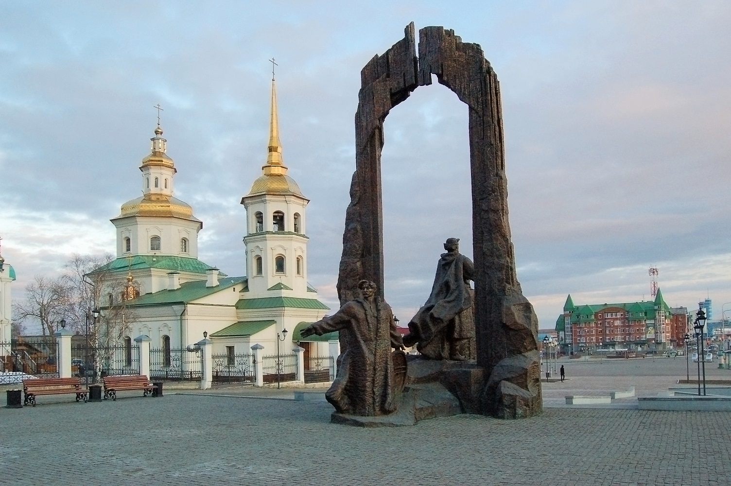 Скульптурная группа «Основателям города Ханты-Мансийска»
