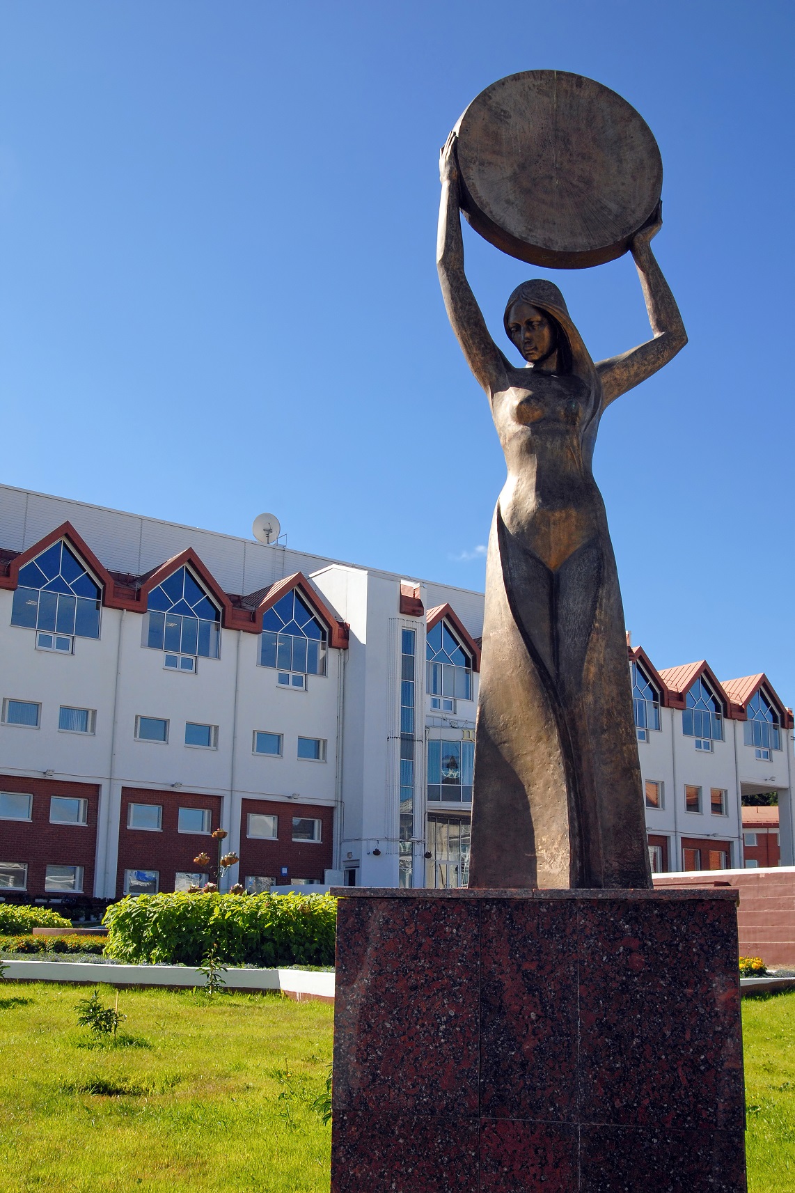 Скульптура «Женщина с бубном»