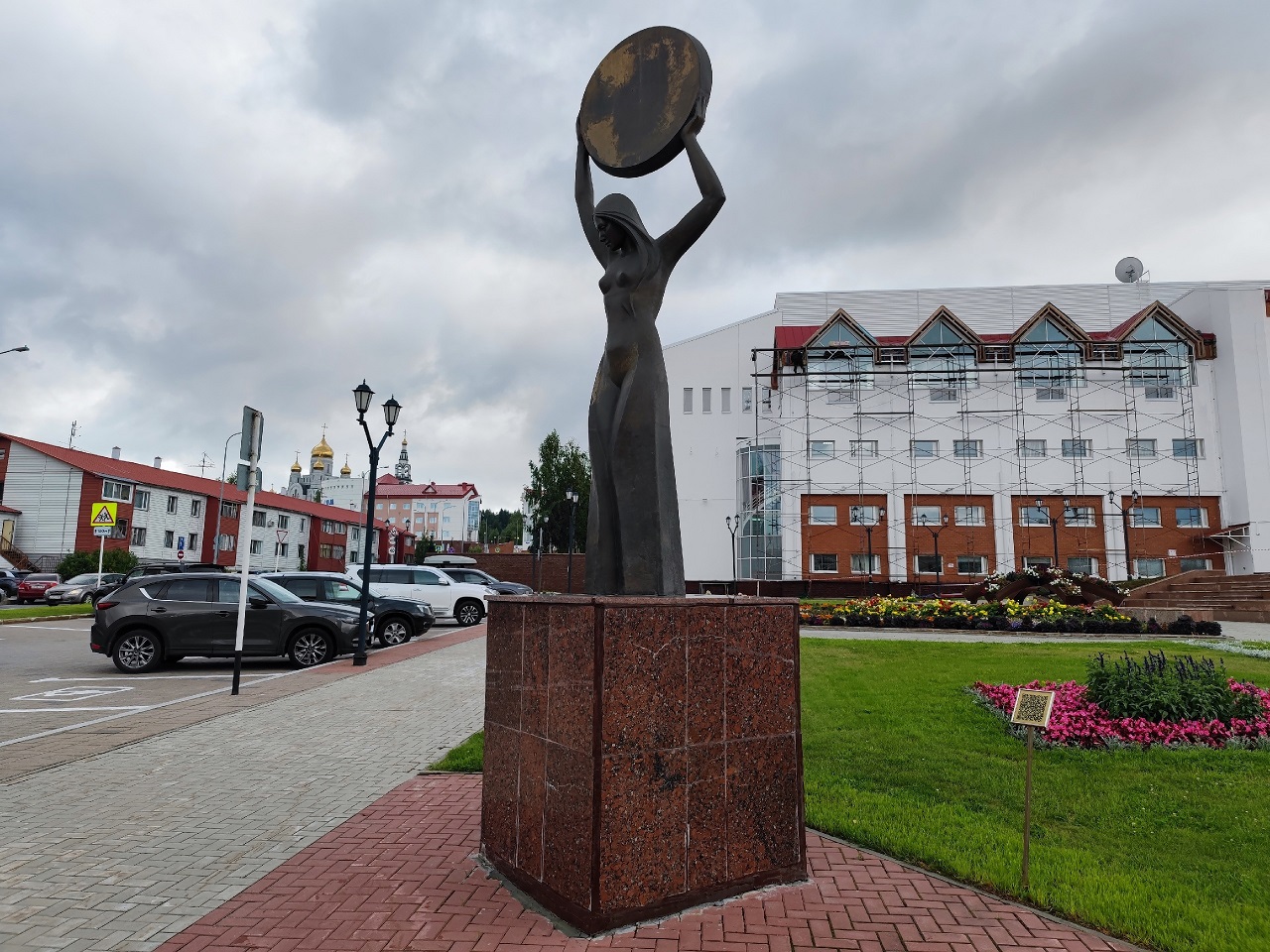 Скульптура «Женщина с бубном»