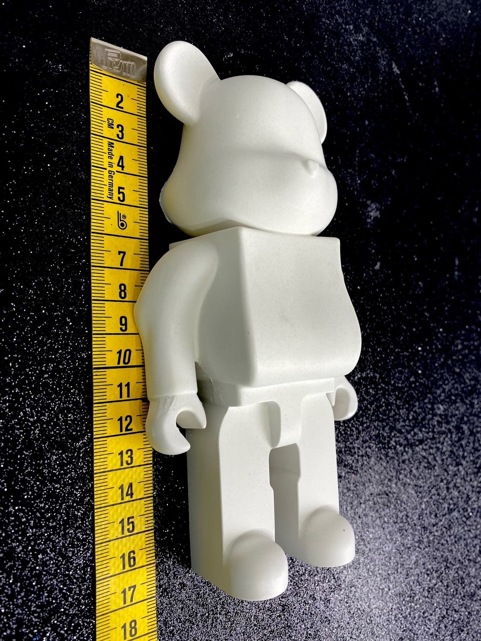 WOW мастер-класс: заливка мишки Bearbrick (из гипса) красками в технике FluidArt