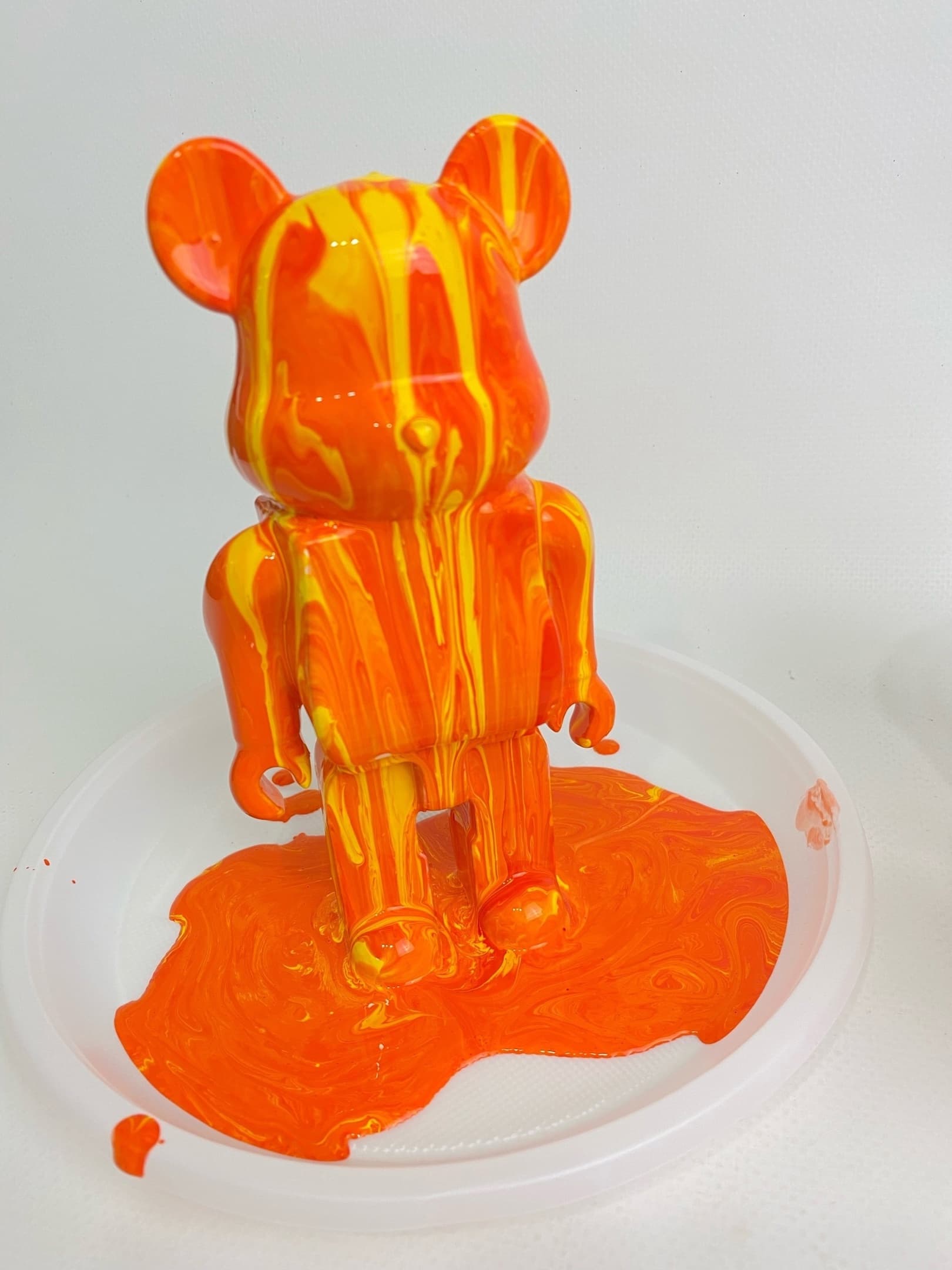 WOW мастер-класс: заливка мишки Bearbrick (из гипса) красками в технике FluidArt