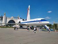 Самолет Як-42 и вертолет Ми-8 на ВДНХ