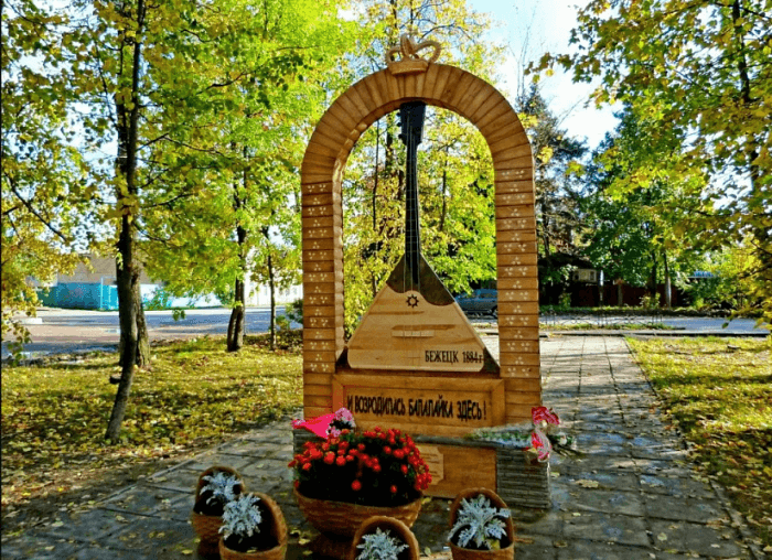 Памятник балалайке