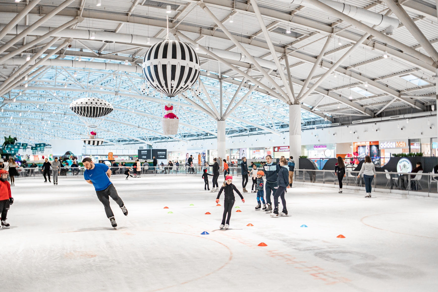 Каток Mega Ice в ТЦ «Авиапарк»
