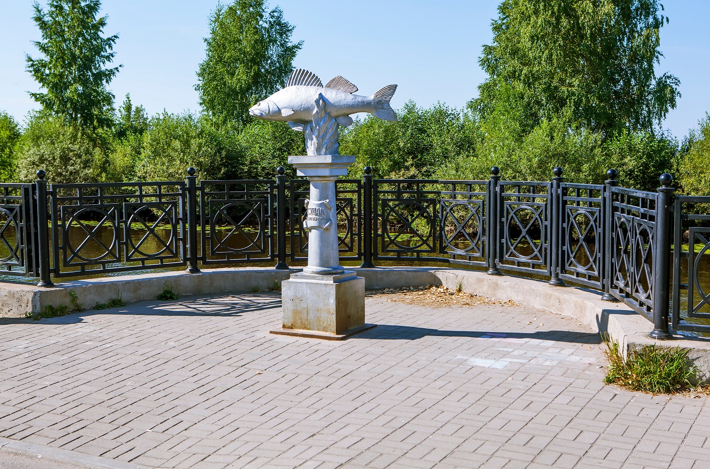 Памятник белозерскому судаку
