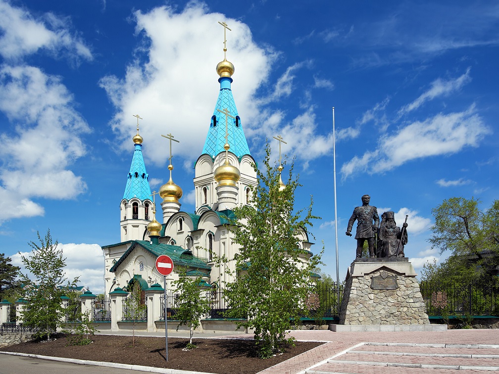 Памятник Муравьеву-Амурскому и митрополиту Иннокентию
