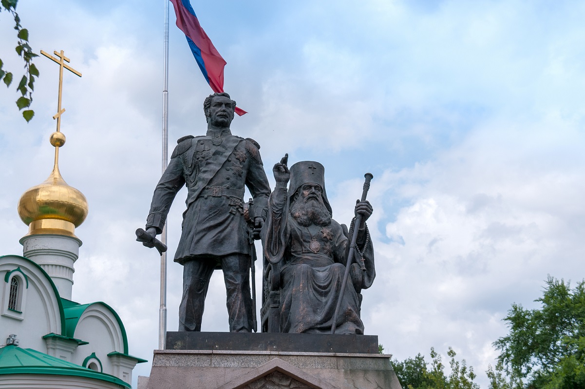 Памятник Муравьеву-Амурскому и митрополиту Иннокентию