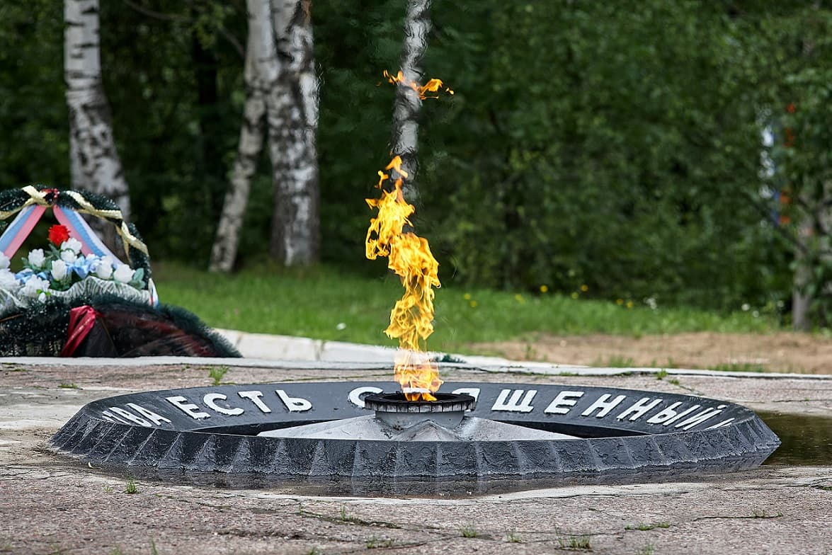 Аллея боевой славы и Стела в честь воинов-вязниковцев, погибших в 1941—1945 годах