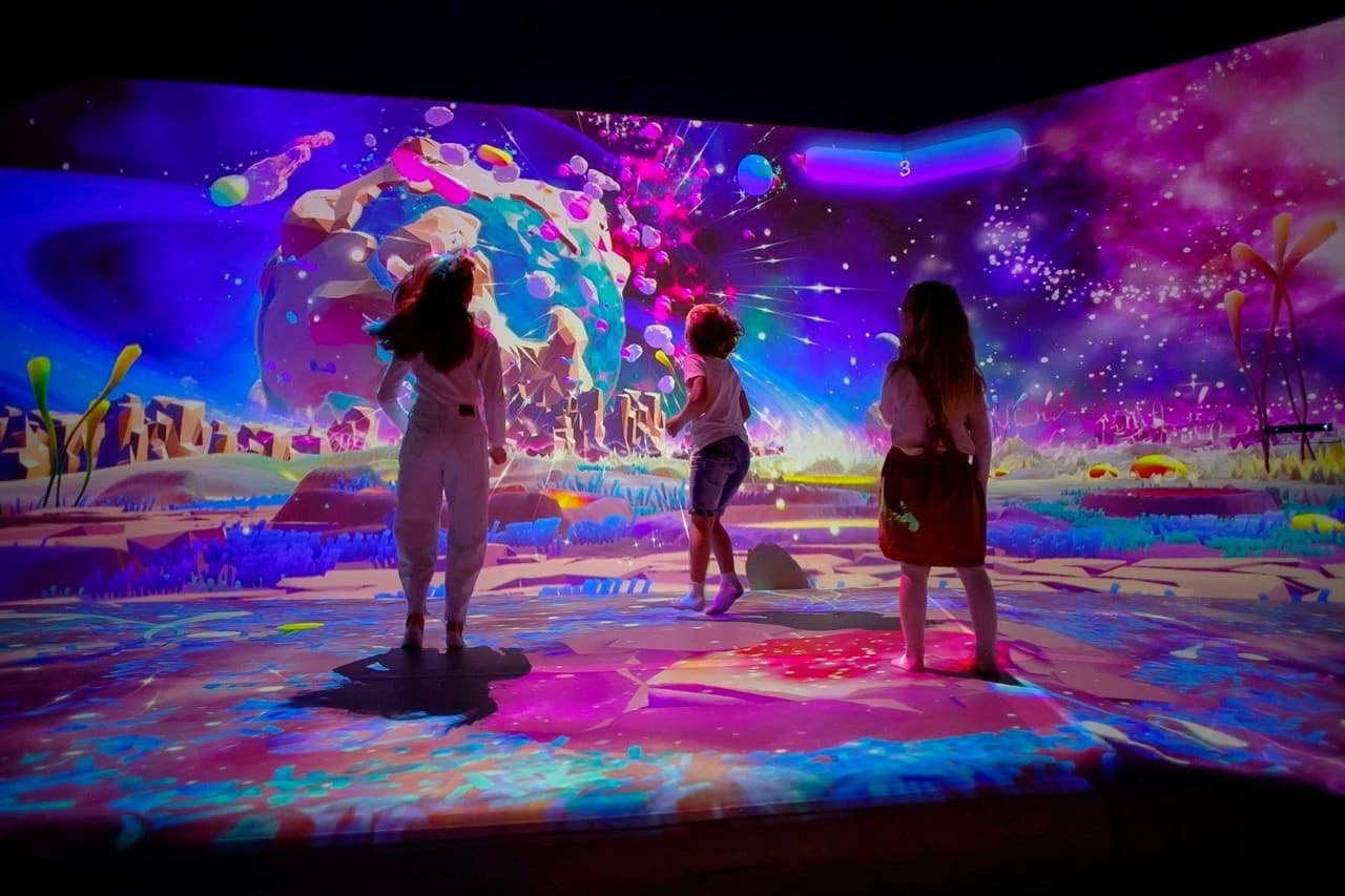 Мультимедийное путешествие в Hello Park