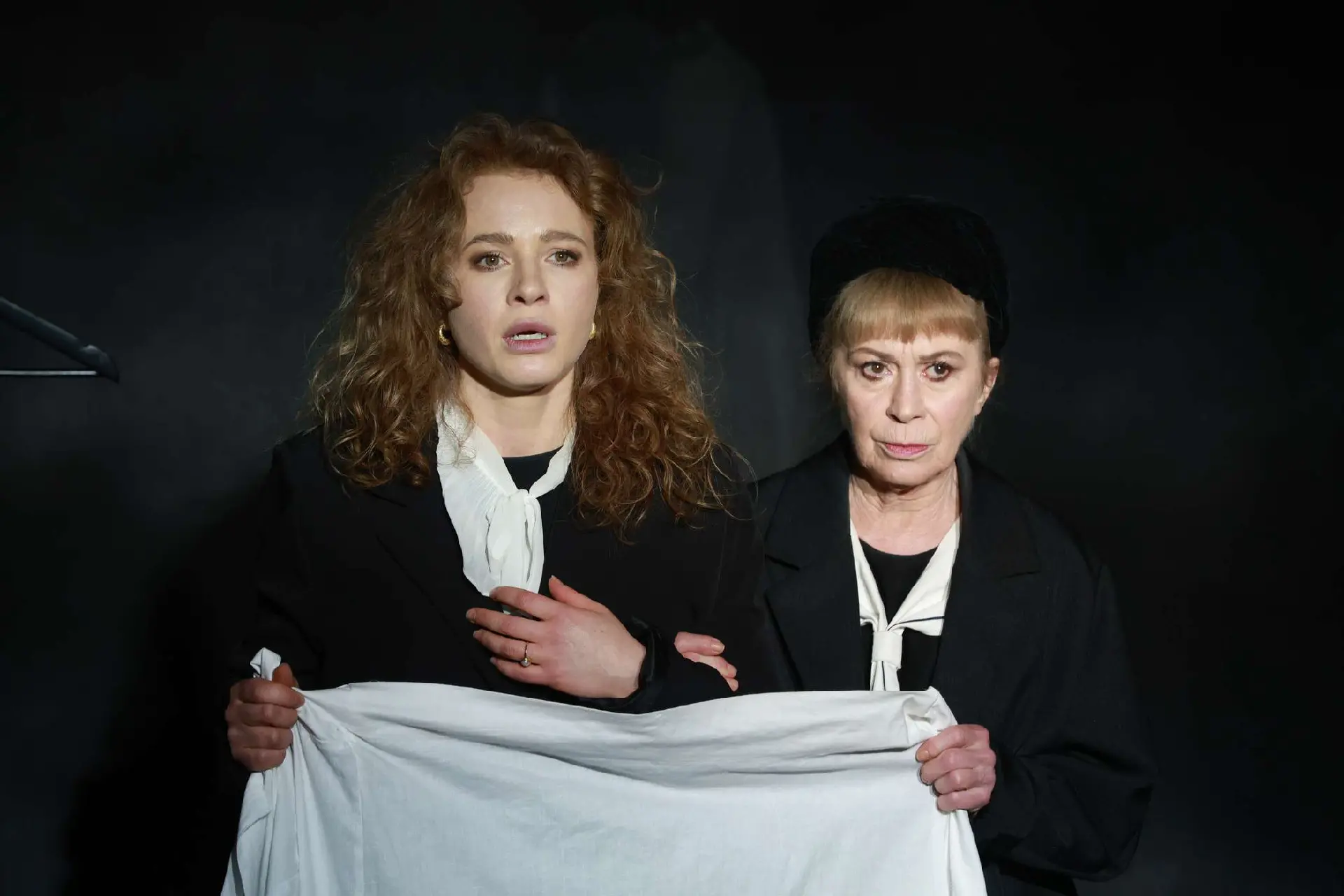 Две дамочки в сторону севера