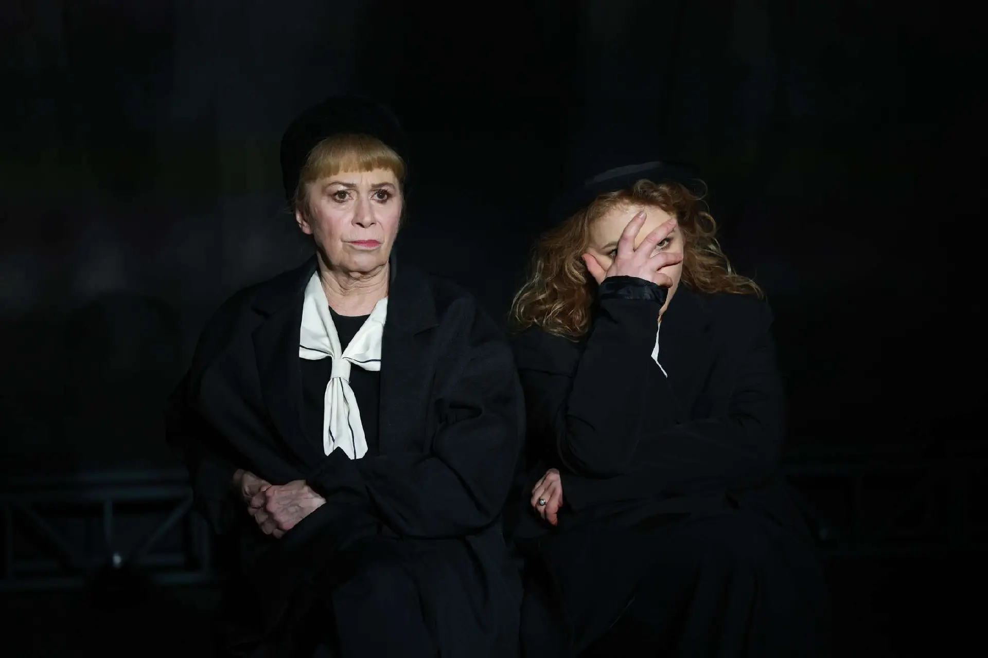 Две дамочки в сторону севера