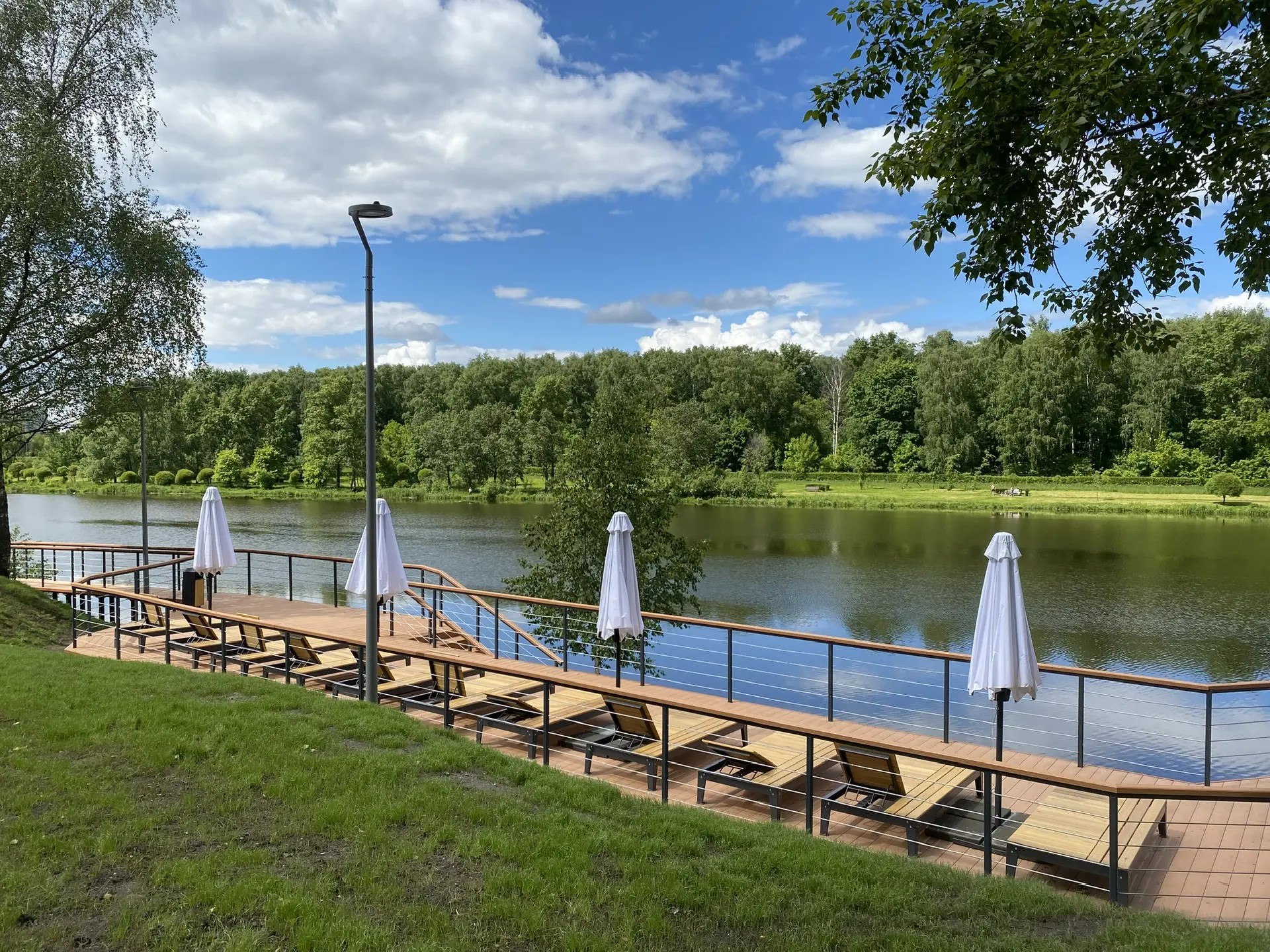 Зона отдыха у воды в Джамгаровском парке