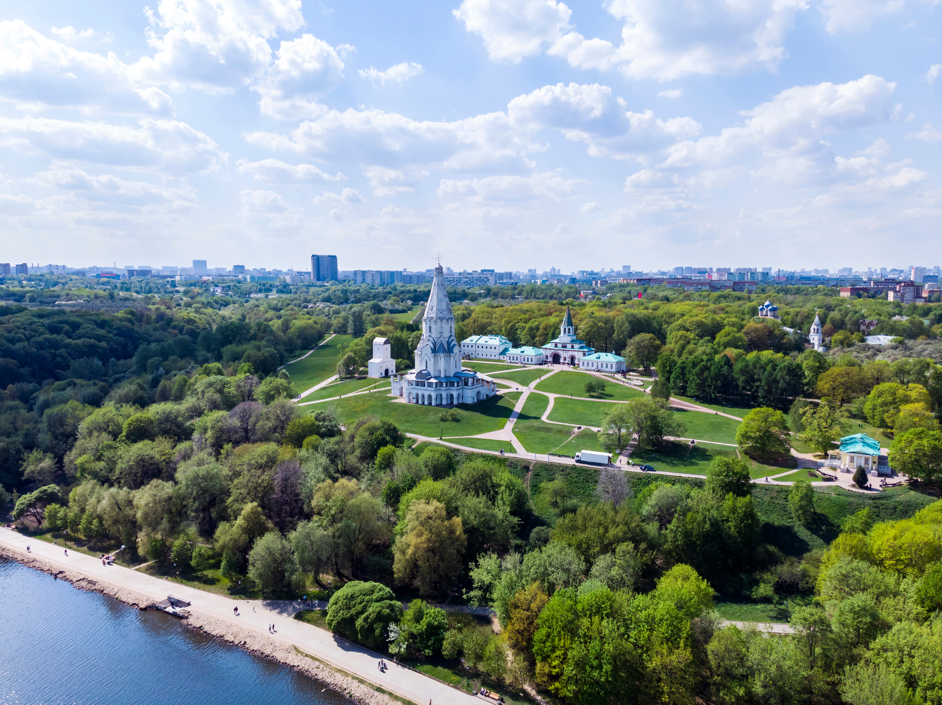 «Усадьба Коломенского крестьянина и Усадьба кузнеца» и выставка «Искусство добродетельных жен»